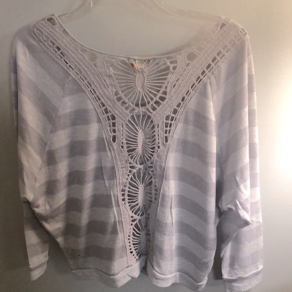 Mudd dolman sleeve top with lace back detail.  EUC (worn once) Size large. - Picture 2 of 3
